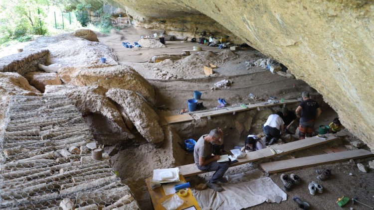 Les excavacions a les Coves del Fem d'Ulldemolins descobreixen noves restes clau per conèixer la prehistòria